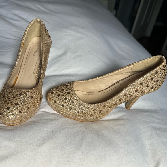 Size 9 gold heels - Picture 2 of 4